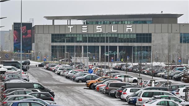 Tesla fährt Werk in Grünheide nach Pause wieder hoch Tesla hatte die Autofertigung am 29. Januar wegen der Angriffe der jemenitischen Huthi-Miliz auf Schiffe im Roten Meer ruhen lassen.