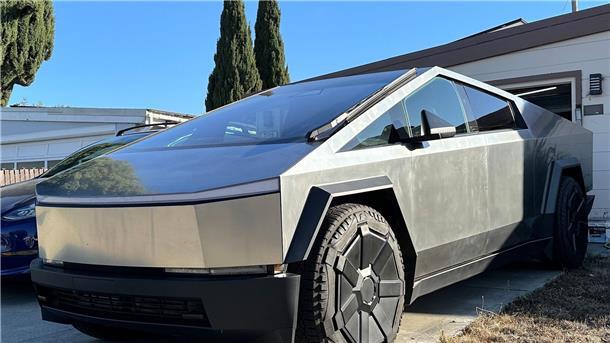 US-Aufseher schalten sich nach Video zu Cybertruck-Pedal ein Teslas Cybertruck ist rund drei Tonnen schwer und hat eine Karosserie aus dickem Edelstahl.