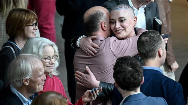 Bundestag segnet Selbstbestimmungsgesetz ab Tessa Ganserer (Bündnis 90/Die Grünen) und Sven Lehmann (Bündnis 90/Die Grünen), Parlamentarischer Staatssekretär für Familie, Senioren, Frauen und Jugend, umarmen sich am Rande der Abstimmung zum Selbstbestimmungsgesetz.