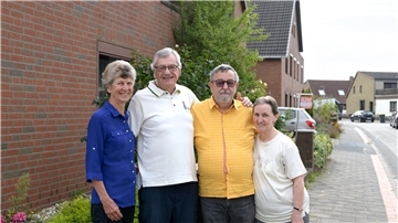 Tessa und Mike Merkel (links) mit ihren Bremerhavener Gastgebern Rolf und Edith Rittmeyer in Geestemünde. Foto: Masorat