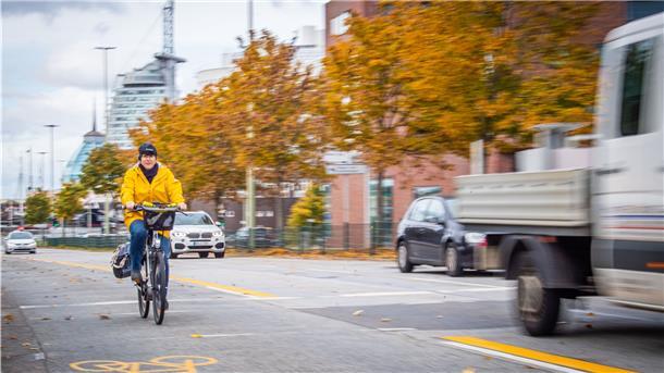 Radfahrstreifen auf Kennedybrücke sorgt für Verwirrung Testfahrt mit Videokamera am Kopf: Reporterin Maike Wessolowski hat den neuen Radfahrstreifen auf der Kennedybrücke, der verbindlich zu nutzen ist, getestet.
