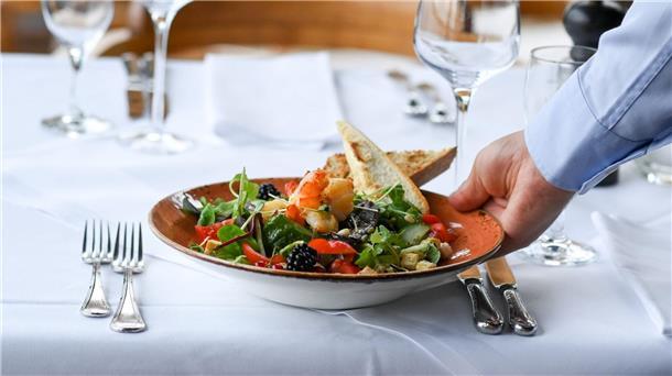 Ifo-Umfrage: Mehr Unternehmen wollen die Preise erhöhen Teures auf dem Teller: Beim Restaurantbesuch könnten die Preise in nächster Zeit steigen.