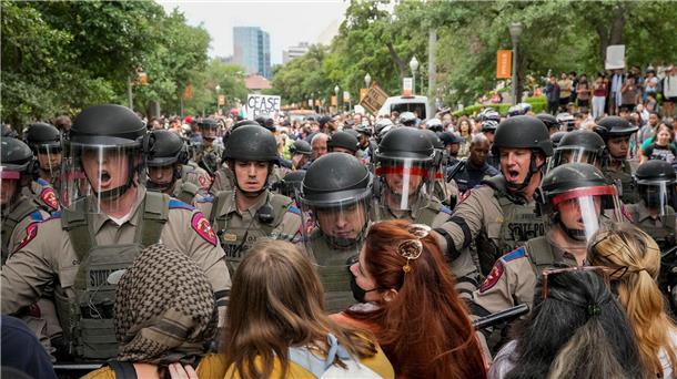 Pro-Palästina-Proteste an US-Unis weiten sich aus Texas State Troopers versuchen einen pro-palästinensischen Protest an der University of Texas aufzulösen.