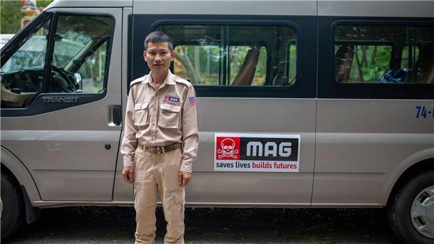 Thai Van Ninh arbeitet seit 2015 für MAG. Als er sechs Jahre alt war, wurde sein 12-jähriger Bruder auf dem Heimweg von der Schule durch nicht explodierte Sprengkörper getötet.