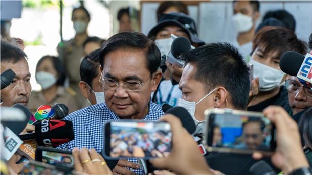 Thailands Premier Prayut zieht sich aus Politik zurück Thailands Premierminister Prayut Chan-o-cha zieht sich zurück.