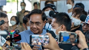 Thailands Premierminister Prayut Chan-o-cha zieht sich zurück.