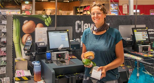 Thaïs reist mit dem Fahrrad von Paris nach Norwegen. Nach einem kleinen Zwischenstopp im Bremerhavener Edeka Center Knauer geht es gleich weiter. Sie kauft nur Kleinigkeiten und es muss schnell gehen, darum nutzt sie gerne die Selbstbedienungskassen.