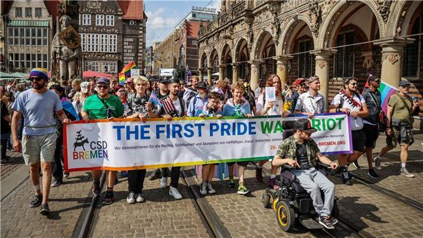 So viele Prides wie noch nie - und mehr sichtbare Hassgewalt „The first pride was a riot“ steht auf diesem Transparent beim Pride-Demonstrationszug durch Bremen.