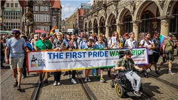 „The first pride was a riot“ steht auf diesem Transparent beim Pride-Demonstrationszug durch Bremen.