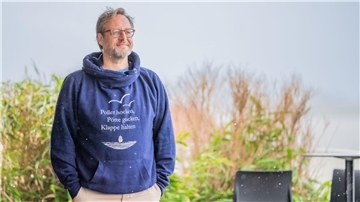 „The Liberty“-Hoteldirektor Christian von Rumohr hat ein Lebensgefühl auf Pullover gebannt.