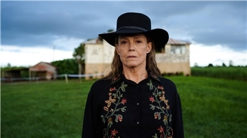 „The Lost Flowers of Alice Hart“: Sigourney Weaver als June Hart.