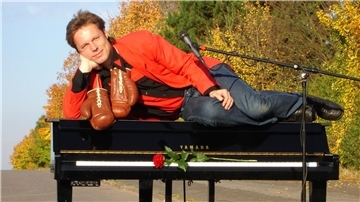 Mann auf einem Piano