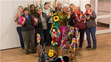 Peace, Love and Joy mit dem Ukulelenorchester in Auferstehungskirche „The Rowling Ukes“