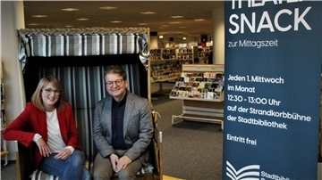 Theatersnack zur Mittagspause: Anika Schmidt und Lars Tietje freuen sich, dass es mit neuen Kooperation zwischen Bibliothek und Theater losgeht.