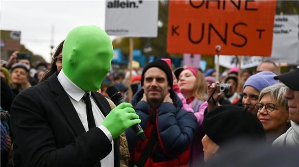 Theaterstar Lars Eidinger demonstrierte verkleidet vor dem Brandenburger Tor. (Archivbild)