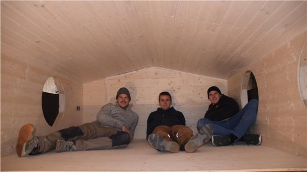 Thies Hennings, Julius Brütt und Jasper Brütt (von links) aus Nordleda haben zusammen ein mobiles Tiny-Houses gebaut.