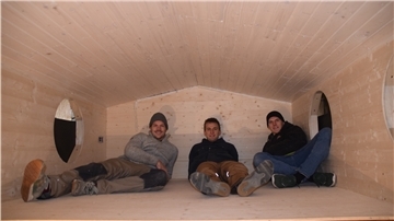 Thies Hennings, Julius Brütt und Jasper Brütt (von links) aus Nordleda haben zusammen ein mobiles Tiny-Houses gebaut.
