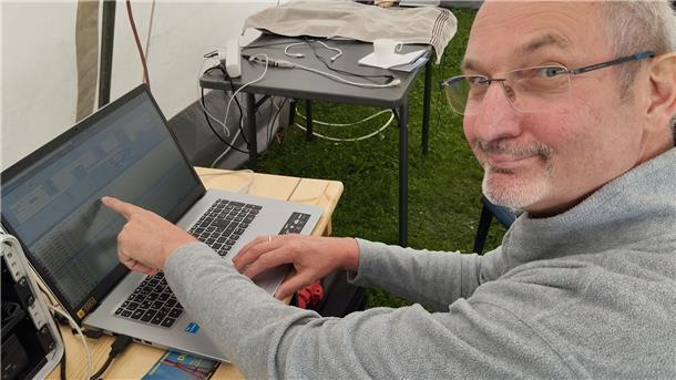 Drachen-Antenne am Leuchtturm: Amateurfunker treffen sich in Eckwarden Mann zeigt auf seinen Bildschirm