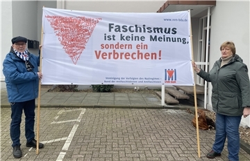 Paar mit Banner gegen Faschismus