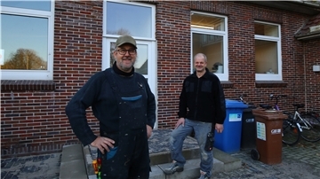 Thomas Büsing (links) und Frank Linneweber sind die treibenden Kräfte bei der Sanierung der Sanitäranlagen der alten Grundschule in Eckwarden.