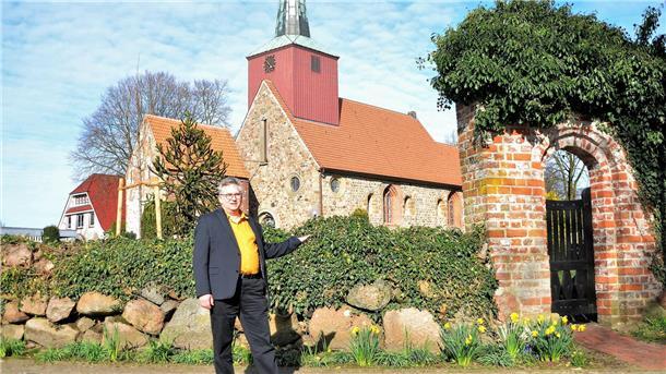 Thomas Casper steht vor der Debstedter Kirche.
