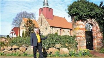 Thomas Casper steht vor der Debstedter Kirche.