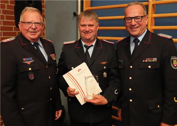 Viel Lob für die Abbensether Feuerwehrjubilare Thomas Friedhoff, Regierungsbrandmeister der Polizeidirektion Oldenburg (links), und Ingo Graf, Abschnittsbrandmeister Cuxhaven-Oste Land Hadeln (rechts), gratulierten der Abbensether Wehr nicht nur zum 100-jährigen Jubiläum, sondern nahmen auch Ehrungen vor.