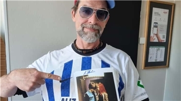 Mann mit Foto in der HAnd