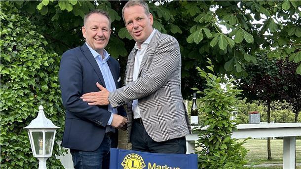 Thomas Holsten (links) übergibt das Präsidentenamt des Zevener Lions Clubs an Markus Klindwort.