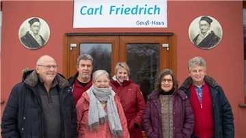 Thomas Kahl und seine Frau Gabriele (vorne, von links) sowie Andreas und Brigitte Fuhrmann (dahinter) vertreten die Gesellschaft, die das Kulturhaus von Magdalena und Michael Remmers gekauft hat.