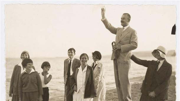 Autor und Aktivist - 150 Jahre Thomas Mann Thomas Mann gestikulierend am Strand, unter anderem neben Ilse Dernburg, Elisabeth Mann, Michael Mann, Golo Mann, Katia Mann und Monika Mann. (Archivbild)