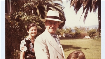 Thomas Mann mit seiner Tochter Elisabeth in einem Garten (circa 1946).