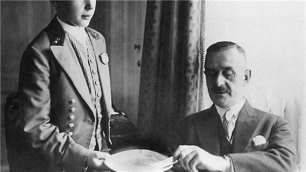 Vor 250 Jahren eröffnet das erste Grandhotel Thomas Mann (r) mit einem Bellboy im Hotel Adlon.