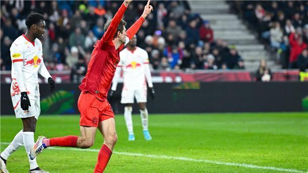 Thomas Müller bejubelt seinen Treffer beim Bayern-Testspielsieg in Salzburg.