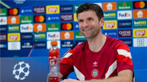 Playoff-Hammer oder Wunder? Kompany plant mit Neuer Thomas Müller blickt dem Bratislava-Spiel guter Laune entgegen.