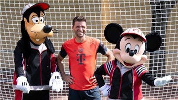 Thomas Müller in Orlando mit Goofy und Micky Maus. 