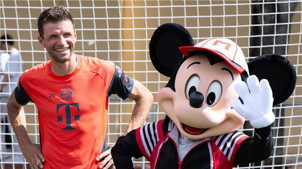 Müllers Bayern-Finale: „Wenn’s vorbei ist, ist es vorbei“ Thomas Müller in Orlando mit Micky Maus.
