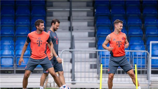 WM-Flop droht: Bayern-Stars „auf gepackten Koffern“ Thomas Müller präpariert sich für sein letztes (?) Bayern-Spiel. Rechts Joshua Kimmich.