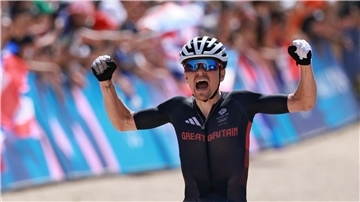 Thomas Pidcock feiert seinen zweiten Olympiasieg