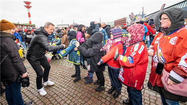 Sechs Spieler verlassen die Fischtown Pinguins - der Abschied in Bildern Thomas Popiesch macht den kleinsten Fans eine Freude.