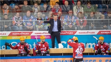 Pinguins-Trainer Thomas Popiesch gestikuliert