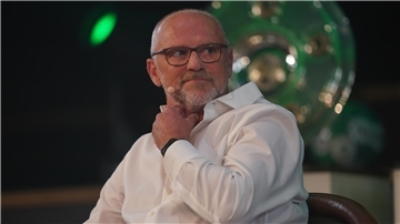 Fußballtrainer Thomas Schaaf winkt