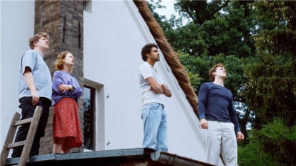 Die Berlinale 2023 blickt auch auf Krisen Thomas Schubert (l-r), Paula Beer, Langston Uibel und Enno Trebs in einer Szene des Films „Roter Himmel“.
