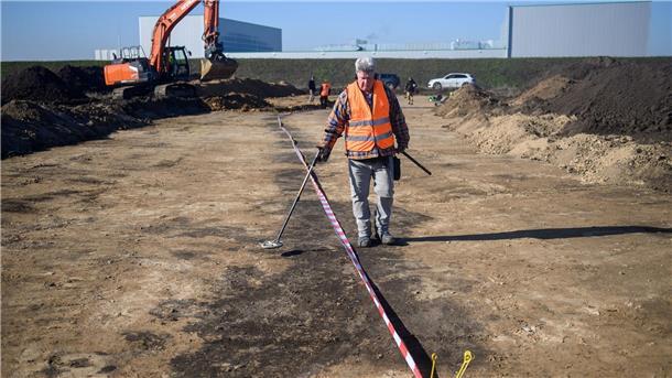 Rätselhafte Grubenlinien bei Halberstadt entdeckt Thomas Voigt ist ehrenamtlicher Bodendenkmalpfleger beim Landesamt für Denkmalpflege und Archäologie Sachsen-Anhalt. Hier geht er mit einem Metalldetektor eine Grubenlinie ab. Sie stammt aus der Bronzezeit und ist etwa 3000 Jahre alt. Die einzelnen Gruben sind 50 bis 60 Zentimeter tief.