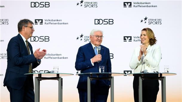 TSB Flensburg gewinnt „Großen Stern des Sports“ Thomas Weikert (l-r), Präsident des Deutschen Olympischen Sportbundes (DOSB), Bundespräsident Frank-Walter Steinmeier und Marija Kolak, Präsidentin des Bundesverbandes der Deutschen Volksbanken und Raiffeisenbanken (BVR), verleihen die „Sterne des Sports“ in Gold