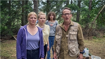 Thomas Wellmann (Wotan Wilke Möhring, r) bereitet sich mit seiner Frau Eva (Jördis Triebel, l) und den Töchtern Paula (Daria Vivien Wolf, 2.v.l.) und Jenny (Josefine Keller, 2.v.r.) auf einen erneuten Blackout vor.