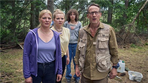 „Blackout bei Wellmanns“: Eine Familie trotzt den Krisen Thomas Wellmann (Wotan Wilke Möhring, rechts) bereitet sich mit seiner Frau Eva (Jördis Triebel, links) und den Töchtern Paula (Daria Vivien Wolf, Zweite von links) und Jenny (Josefine Keller) auf einen erneuten Blackout vor - eine Szene aus „Blackout bei Wellmanns“. Der Film lief im März bei Arte und kommt nun im ZDF.