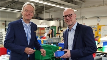 Thomas Winsenborg (rechts) ist der neue Chef des CVJM Sozialwerks Wesermarsch. Carl van Dyken (links), der Vorsitzende des Verwaltungsrates, ist überzeugt, dass der Weeneraner der richtige Mann für den Posten ist.