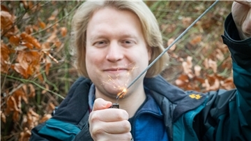 Ein Mann entzündet eine Wunderkerze.
