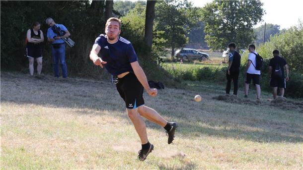 Thore Bruns vom KBV Waddens wirft mit der Hollandkugel